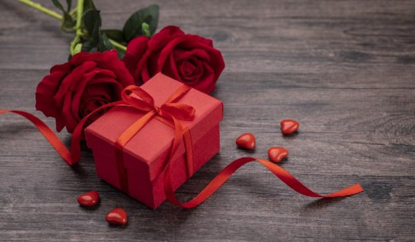 一个已婚男人爱上一个已婚女人的表现