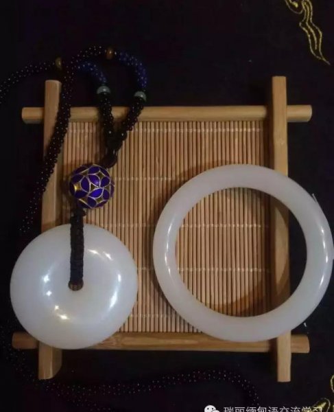 独龙玉手镯深色好还浅色好