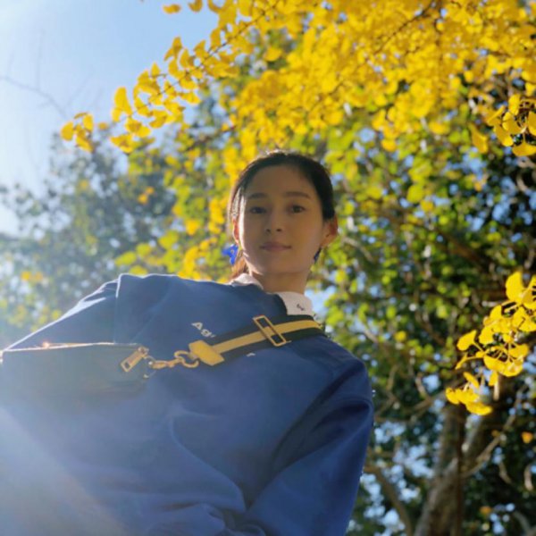 宝蓝色搭配什么颜色好看