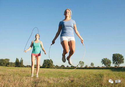 小孩初学跳绳一步一步教