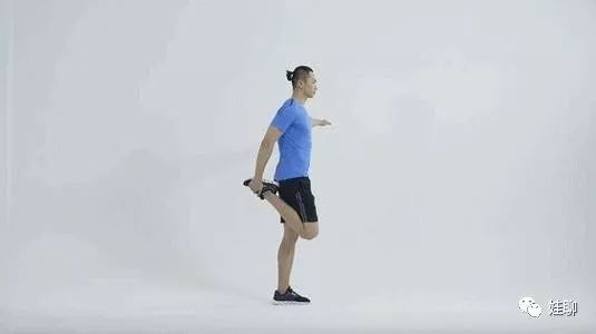 小孩初学跳绳一步一步教