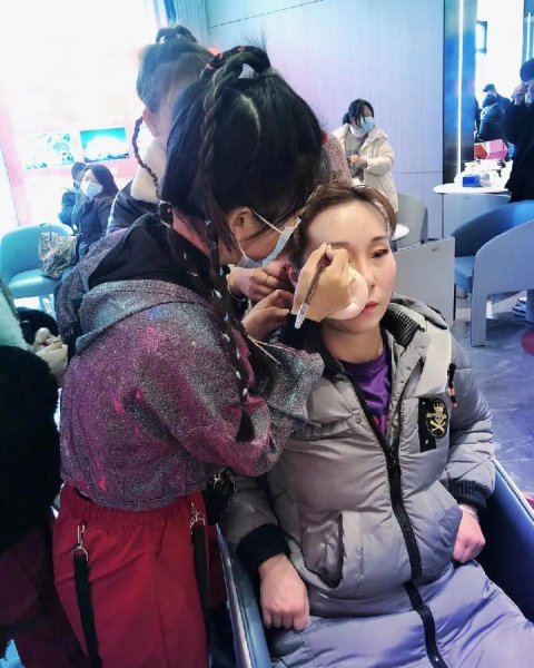 学化妆出来工资高吗