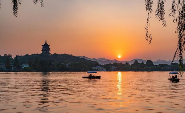 西湖雷峰塔在哪里