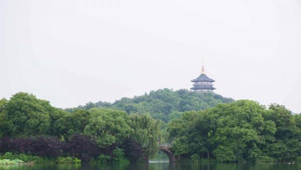 西湖雷峰塔在哪里