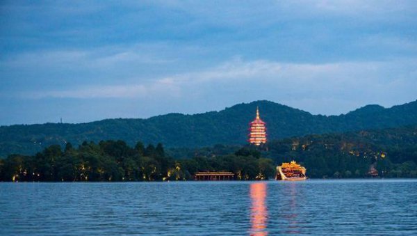 西湖雷峰塔在哪里