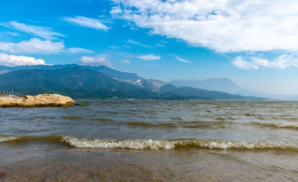 我国最大的淡水湖鄱阳湖位于哪里