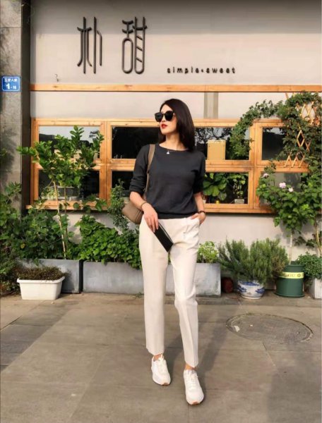 米白色裤子配什么颜色上衣