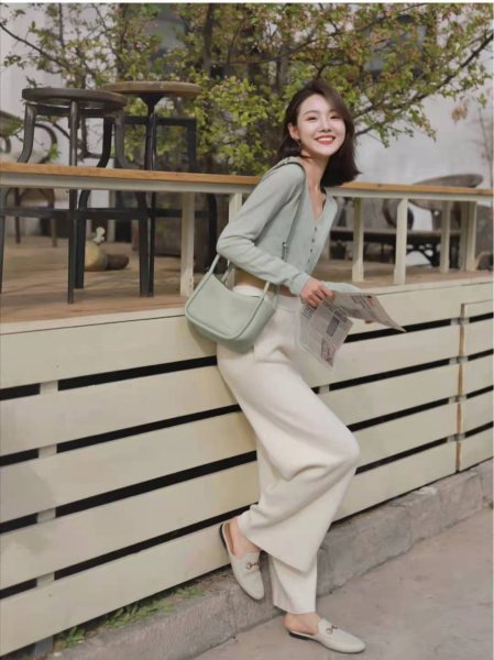 米白色裤子配什么颜色上衣