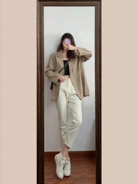 米白色裤子配什么颜色上衣