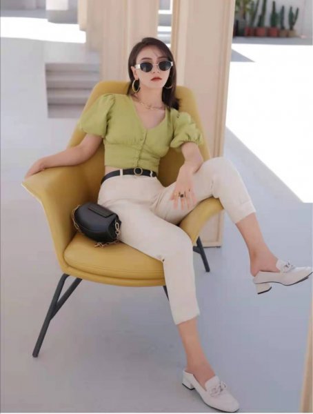 米白色裤子配什么颜色上衣