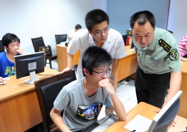 考军校政审审查哪些亲属