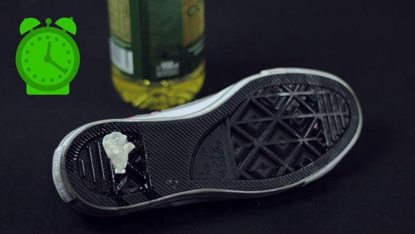 口香糖粘在鞋子上如何弄掉