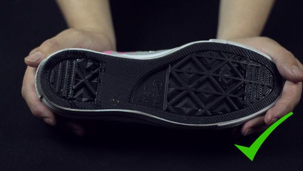 口香糖粘在鞋子上如何弄掉