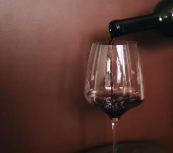 红酒放冰箱冷藏好吗 普通家庭应该如何存放红葡萄酒