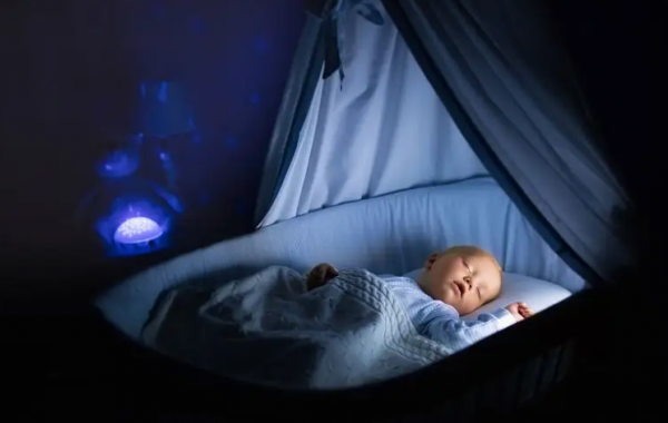 0到6个月新生儿跟谁睡比较好