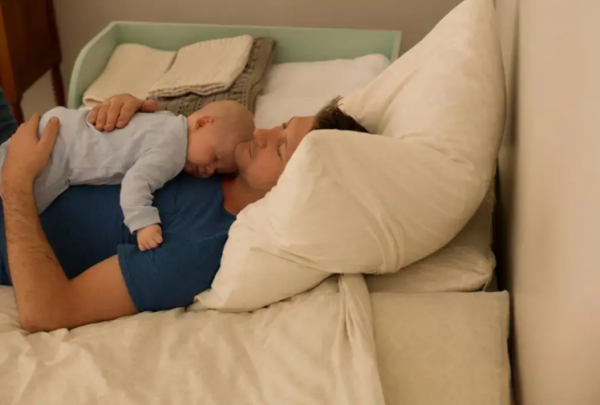 0到6个月新生儿跟谁睡比较好