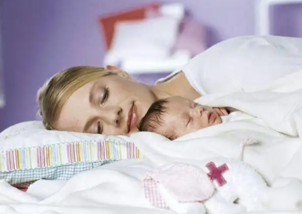 0到6个月新生儿跟谁睡比较好