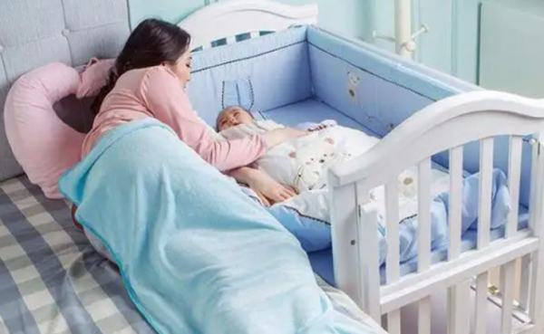 0到6个月新生儿跟谁睡比较好