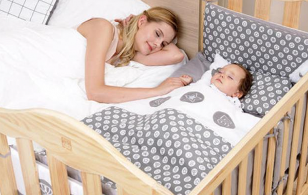 0到6个月新生儿跟谁睡比较好