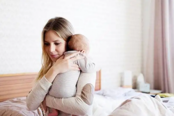 0到6个月新生儿跟谁睡比较好