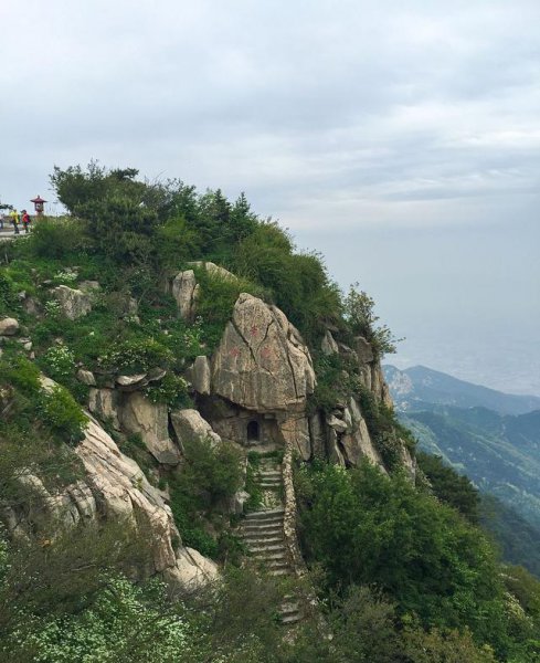 会当凌绝顶一览众山小的哲理含义