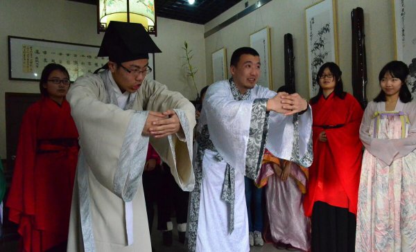 拱手礼的正确姿势图片