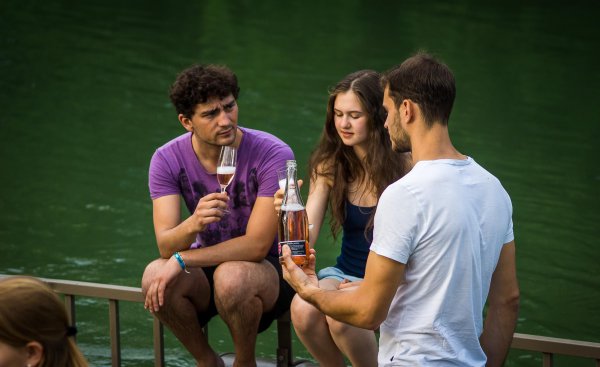 和中国季节相反的地区是哪个地区