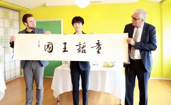 易烊千玺家是干什么的