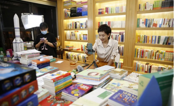 情感节目主持人王芳简介