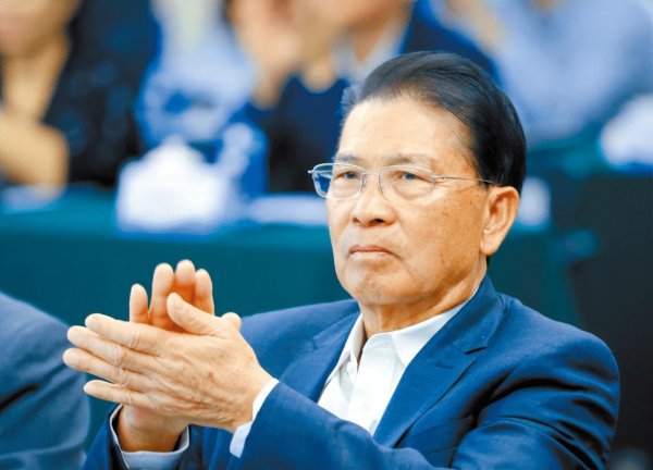 何享健个人资料简介