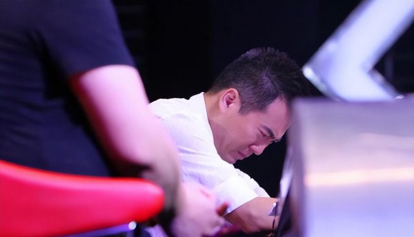 黄健翔为什么被央视解雇