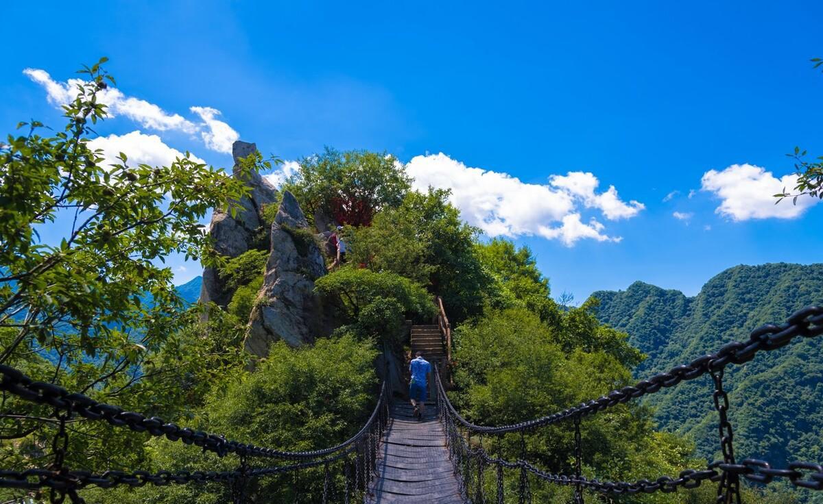 男子爬山爬一半发现景点在对面山头