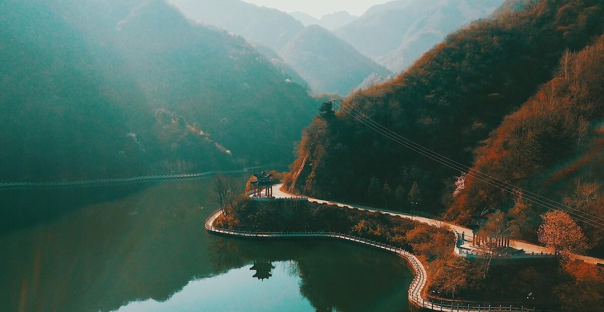 男子爬山爬一半发现景点在对面山头