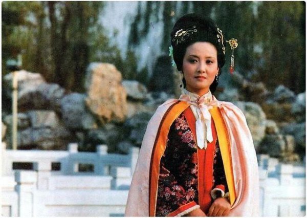 王熙凤是谁的妻子