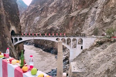 经过怒江大桥为什么鸣笛 川藏怒江大桥桥墩的故事介绍