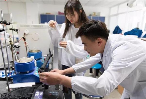 男老师的老婆怎么称呼