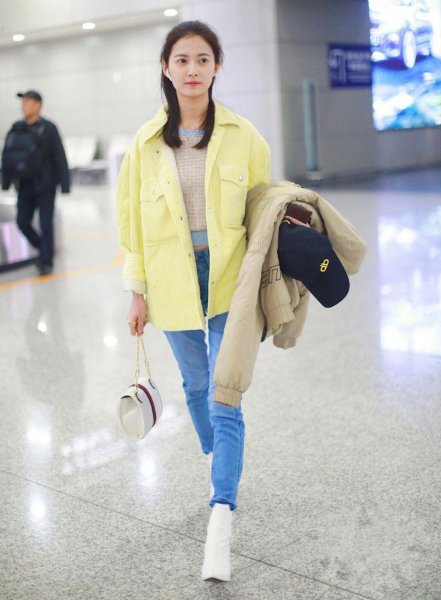 黄色衣服配什么颜色裤子好看图片