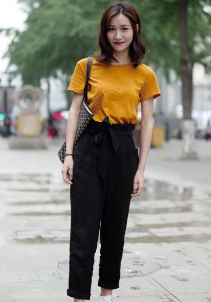 黄色衣服配什么颜色裤子好看图片