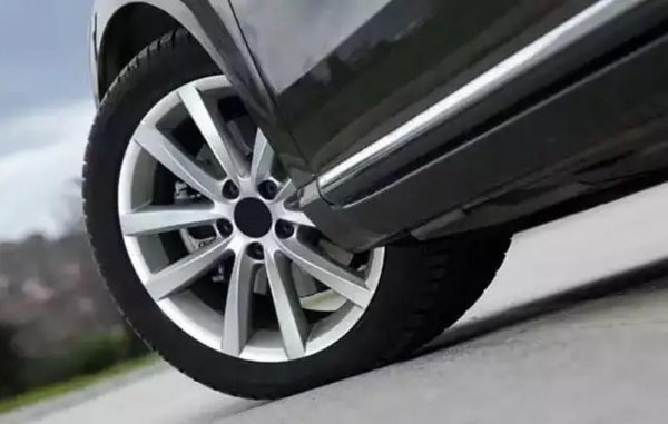 轮胎先换2个还是4个