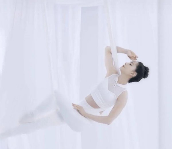 香港演员李若彤多大年龄了