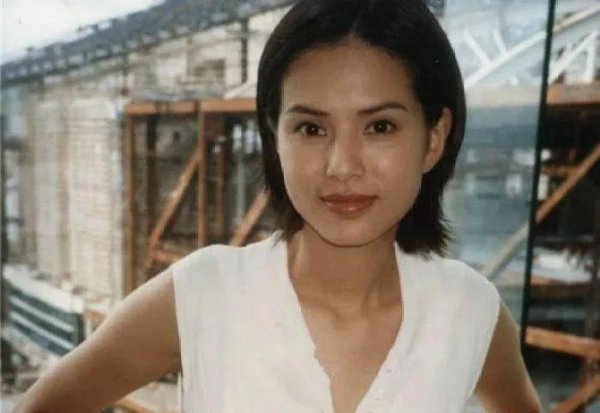 香港演员李若彤多大年龄了