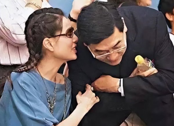 香港演员李若彤多大年龄了