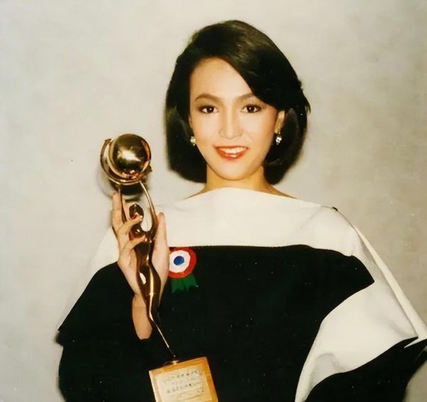 艺人郑裕玲个人资料年龄