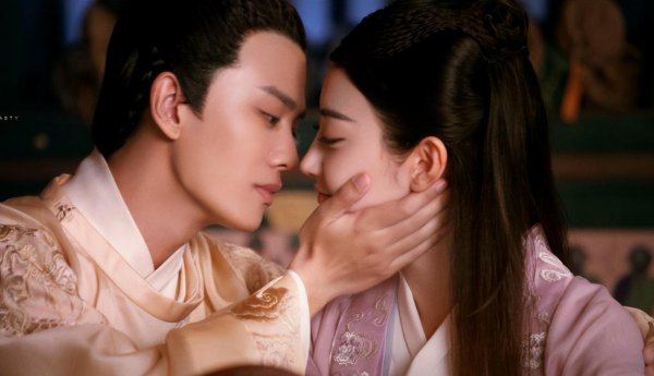 任嘉伦的老婆是哪一位