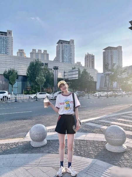 黑色短裤配什么上衣好看图片