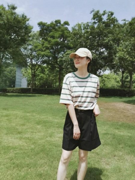 黑色短裤配什么上衣好看图片