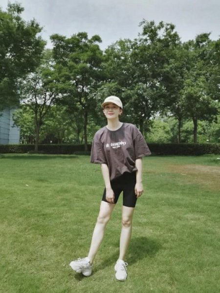 黑色短裤配什么上衣好看图片