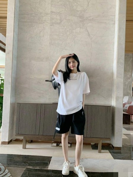 黑色短裤配什么上衣好看图片