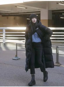 黑色袄配什么颜色裤子 黑色长款羽绒服与裤子的搭配建议