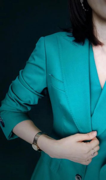 蓝绿色搭配什么颜色最佳